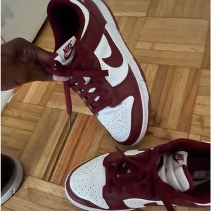Burgundy size 7 dunks unisex